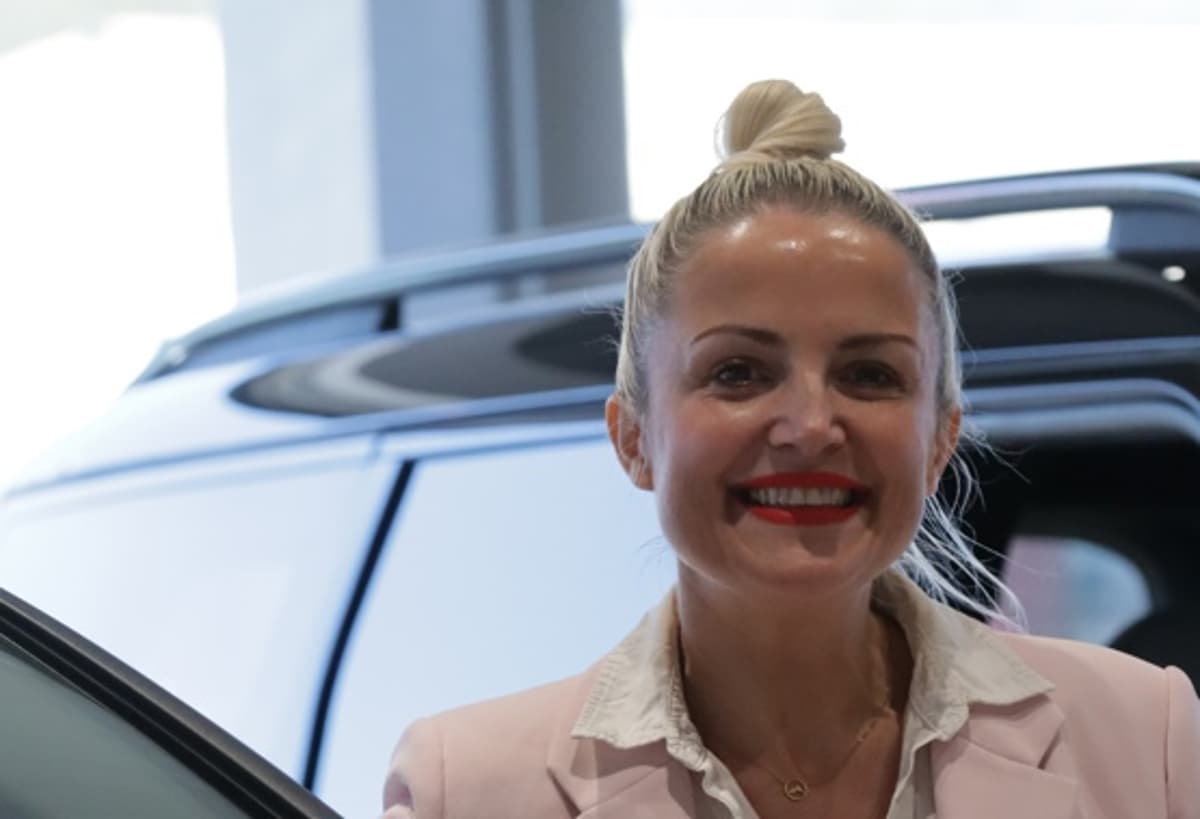 Dicksons Expands Into Leasing with CARZAR Launch
