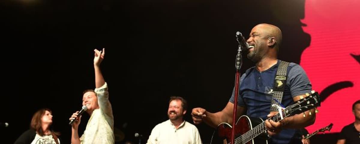 Scotty McCreery Surprises London Crowd by Bringing Out Darius Rucker for “Wagon Wheel”, Live Debut of “Bottle Rockets”