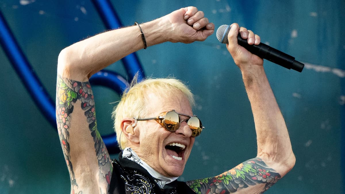 David Lee Roth Dusts Off This Van Halen Deep Cut for 2026 Tour Opening Night
