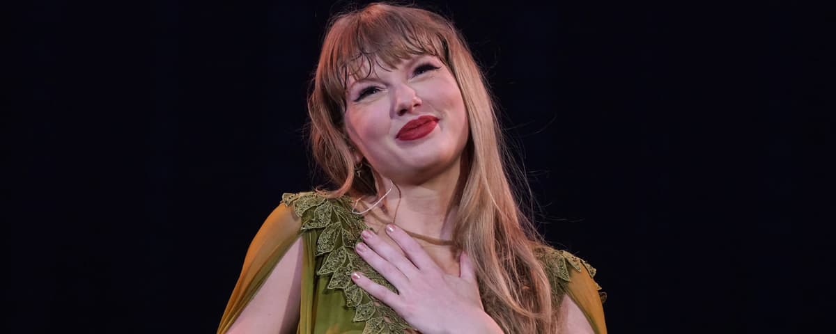 Taylor Swift Reveals Real-Life Experiences That Led Her to Write “Love Story” And “Elizabeth Taylor”