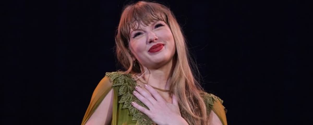 Taylor Swift Reveals Real-Life Experiences That Led Her to Write “Love Story” And “Elizabeth Taylor”