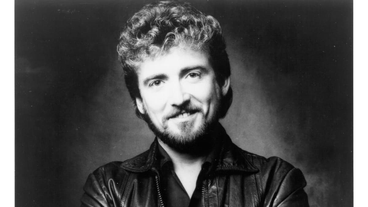 On This Day 37 Years Ago, We Said a Premature Goodbye to the Rising Star Waylon Jennings Deemed “The Greatest...