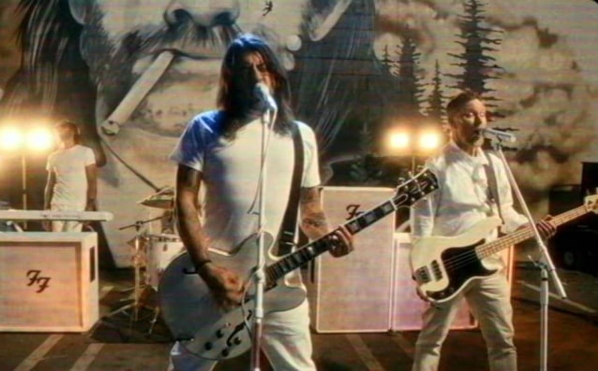 Watch: FOO FIGHTERS Perform In Front Of LEMMY Mural In 'Spit Shine' Music Video
