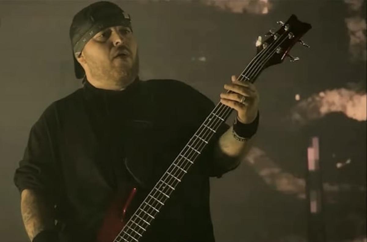 KORN Bassist ROBERTO 'RA' DÍAZ: 'I'm Still, To This Day, Loving Every Second Of It And Hoping It Keeps Going'