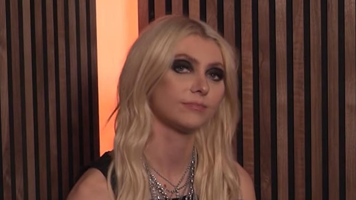 TAYLOR MOMSEN Explains Why THE PRETTY RECKLESS Doesn't Use Backing Tapes Or Rely On Click Tracks During Live Performances
