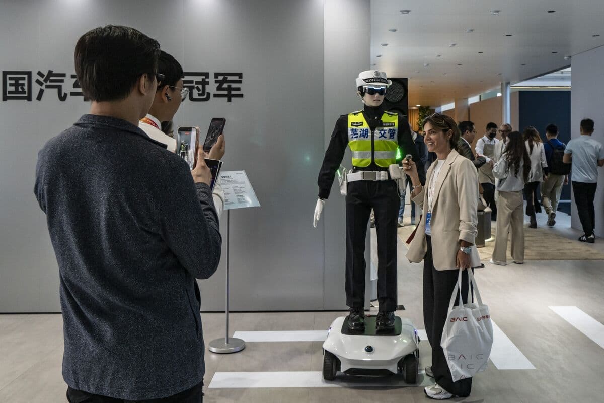 Chinese Court Rules Firms Can’t Lay Off Workers on AI Grounds
