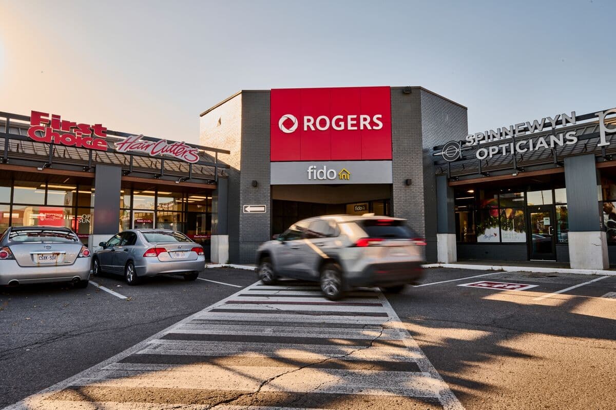 Rogers Hits Estimates, Boosts Cash Outlook on Spending Cut