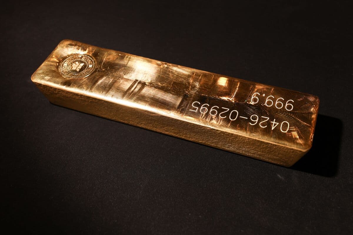 Gold Fluctuates as Market Weighs Federal Reserve Rate Path