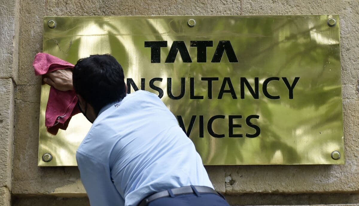 TCS Tops Profit Estimates After Cost Cuts to Cope With IT Slump