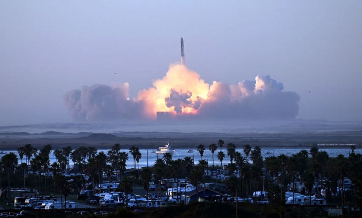 Elon Musk Says He Isn’t Selling His SpaceX Shares as IPO Looms