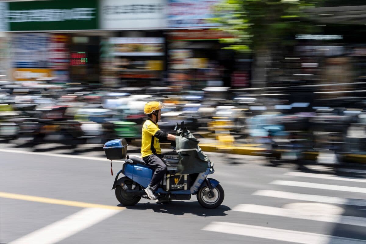 Alibaba Bids $1.5 Billion for China Grocer in Fight With Meituan