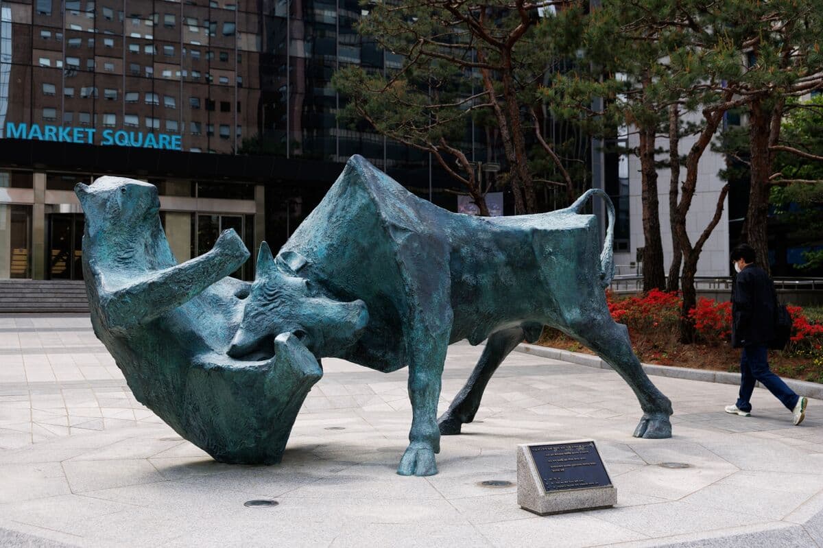 Asian Stocks Rack Up One of Biggest Weekly Gains Since 2024
