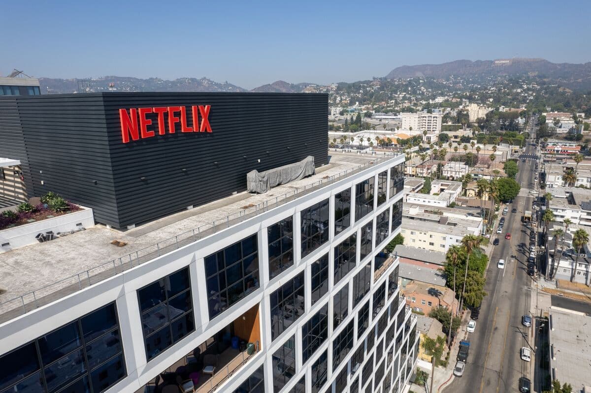 Netflix Shares Tank on Weak Forecast; Hastings Steps Down