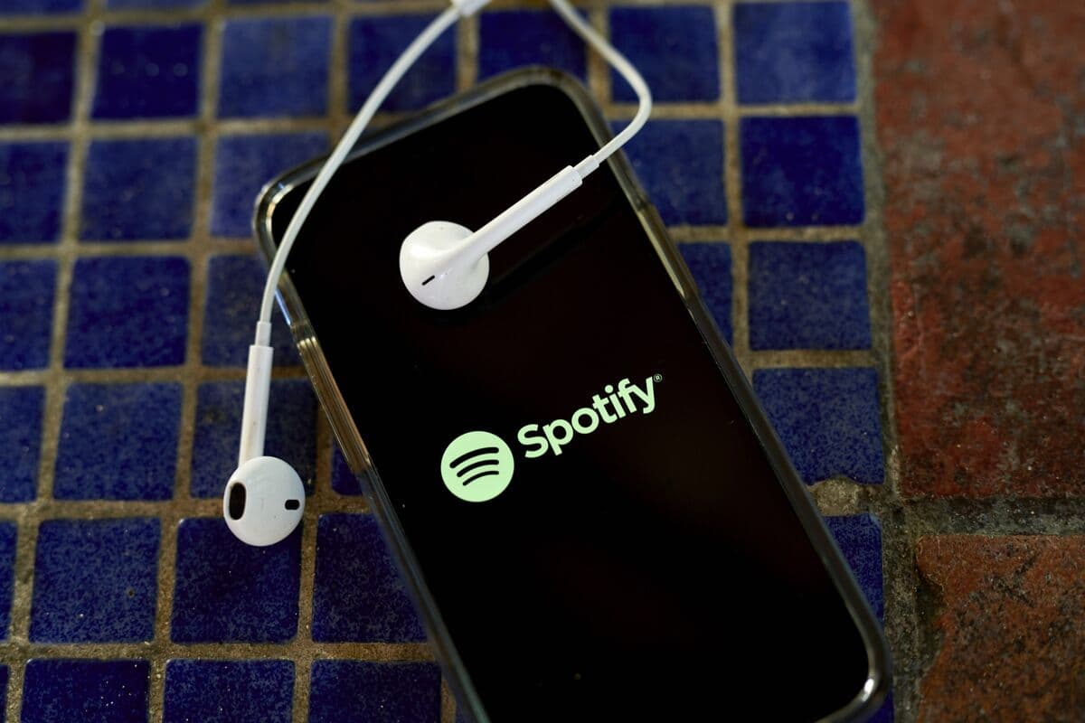 Spotify Shares Fall as Income Forecast Comes Up Short