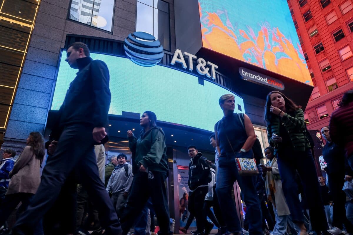 AT&T Results Seen Mixed as Wireless Service Revenue Disappoints