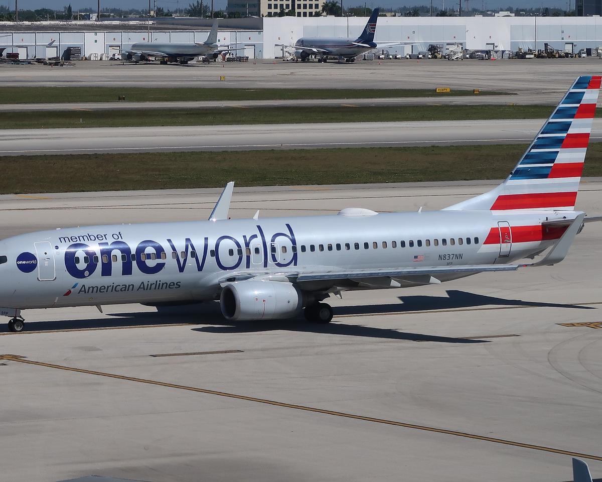Oneworld Sapphire Status: How to Unlock Lounge Access, Free Bags, Priority Boarding, and More