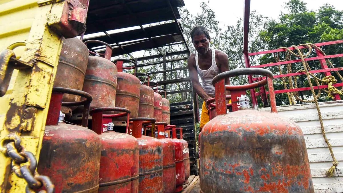 Commercial LPG Cylinder Price Hiked by ₹993 to ₹3,071; Domestic Rates Unchanged