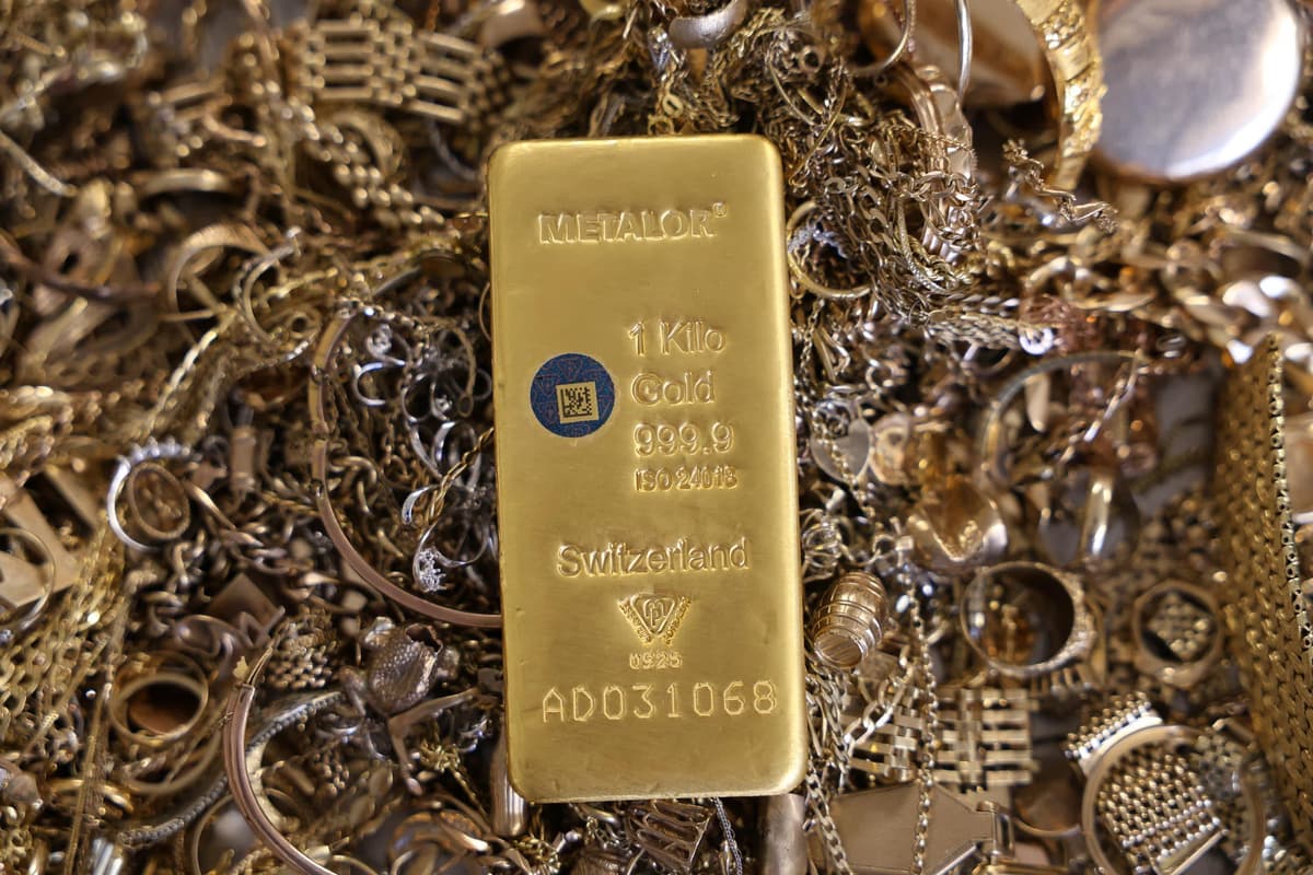 Chinese Banks Move to Rein in Retail Gold Trading on Volatility