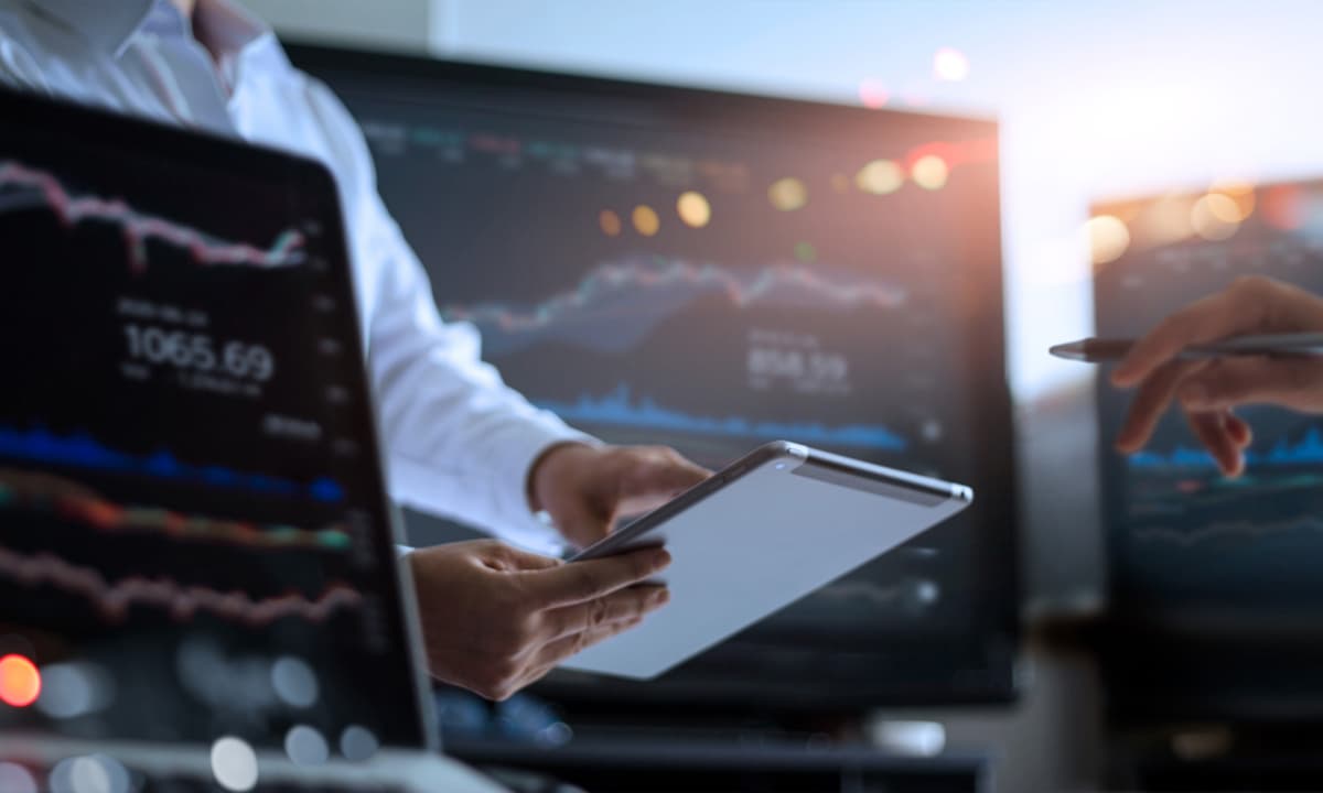 Iran Standoff Keeps Crude Near US$100 and Puts Strait Risk in Focus