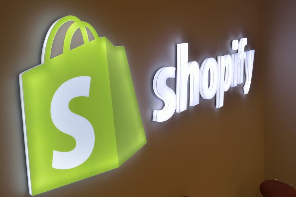 Shopify Ups Share Buyback Program as Activist Investors Question AI Policies