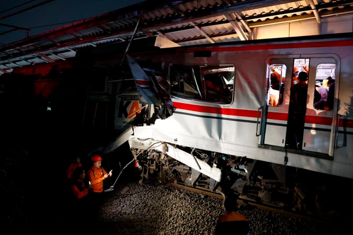 Indonesia Commuter Train Crash Toll Rises to 15 as Rescuers Complete Evacuation