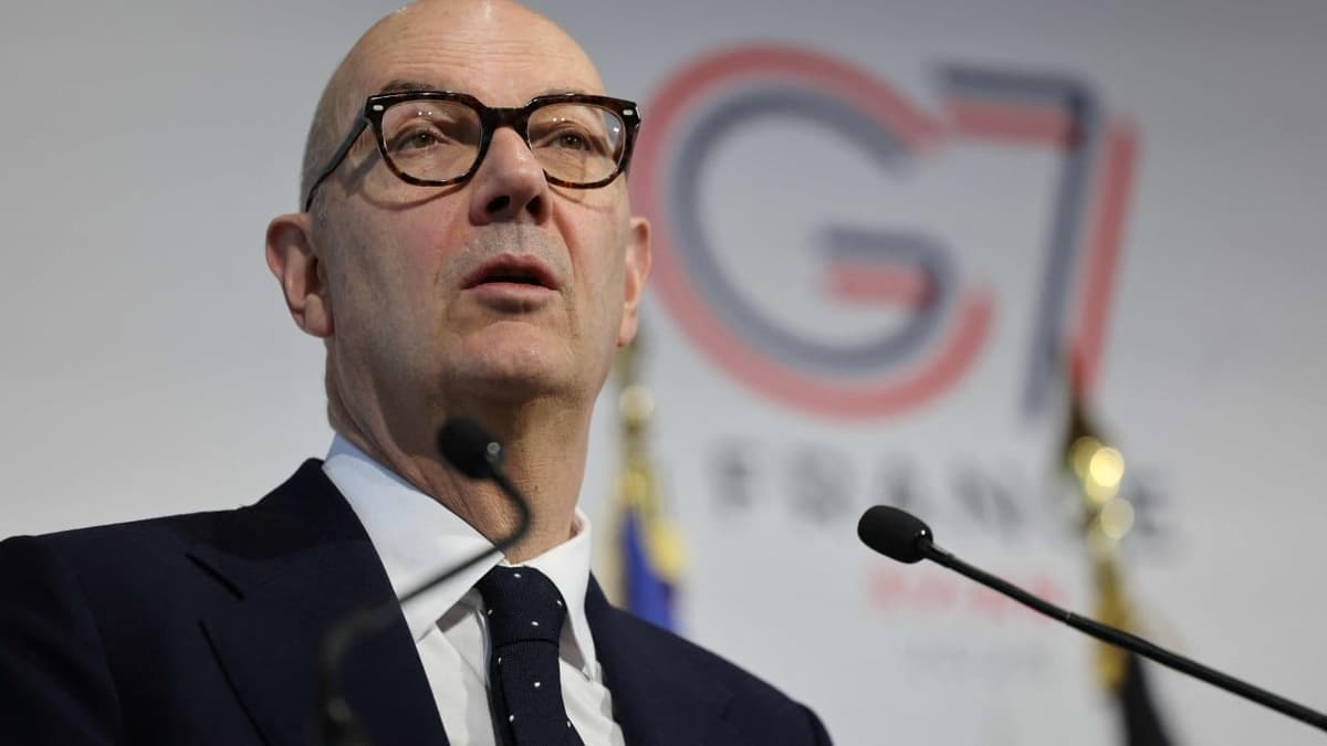 French Finance Minister Urges Caution as Paris Agency Proposes 30% China Tariff