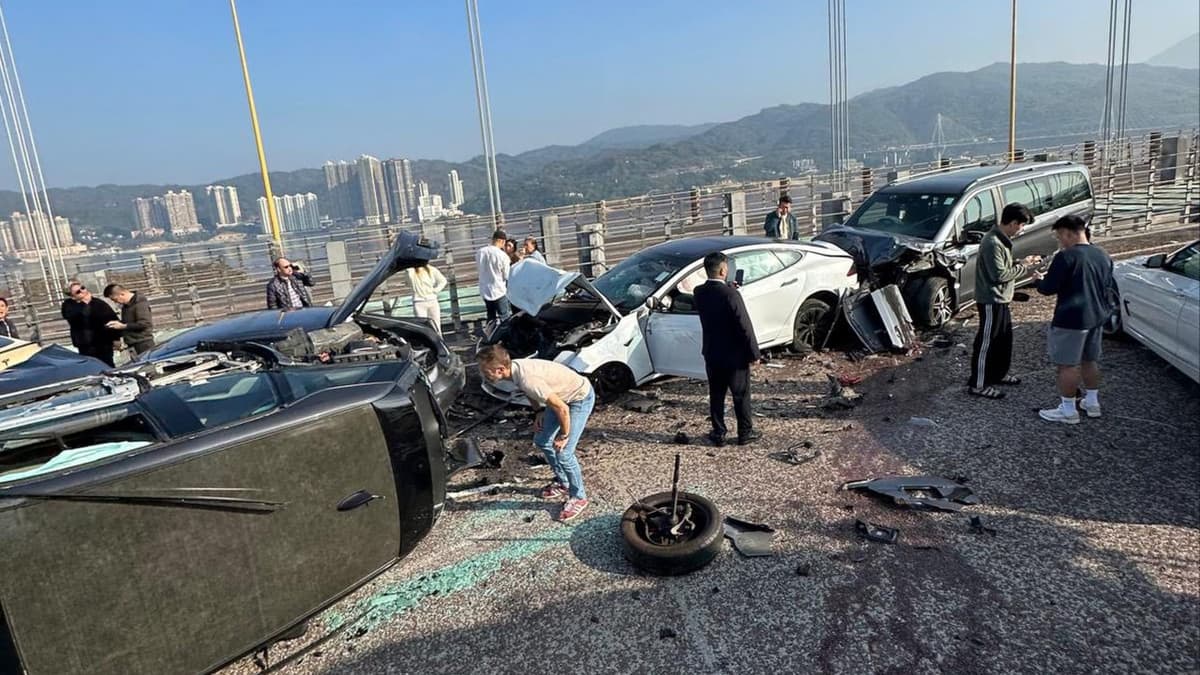 Multi-Car Crash on Major Bridge Injures 10, Shuts Hong Kong Airport-Bound Lanes