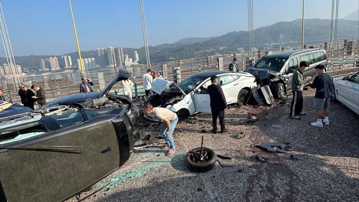 Multi-Car Crash on Major Bridge Injures 10, Shuts Hong Kong Airport-Bound Lanes