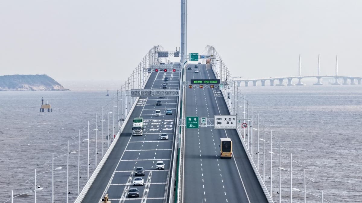 Car Record for Mega Bridge’s Hong Kong Checkpoint as F&B Sector Feels Holiday Pain