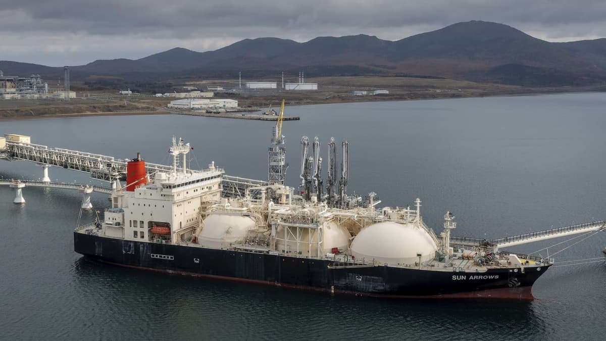 Russia Tempts Energy-Starved South Asia with 40% Discounts on US-Sanctioned LNG