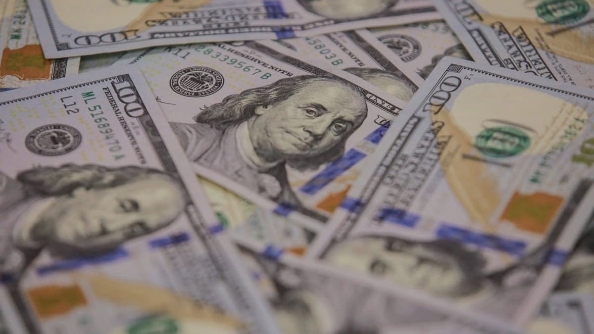 China Trims US Treasury Holdings Amid Rising Debt Supply as Global Ownership Hits Record