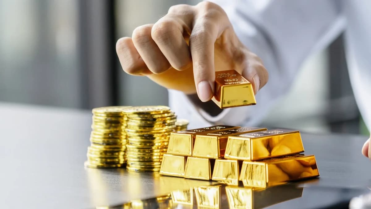 Gold Loses Its Shimmer in Asia over Rising Oil Prices, Hawkish Fed Stance
