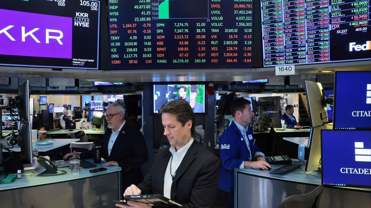 Wall Street Dips, Oil Prices Rise on Reports of Strike on US Navy Vessel Near Iran