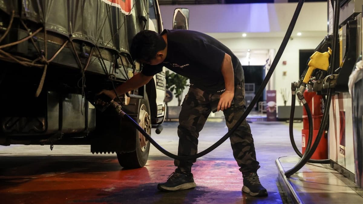 Malaysia’s Fuel Subsidy Headache Leaves Anwar ‘Scrambling for Solution’