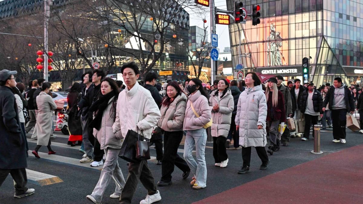 Millions of Chinese Consumers Ditch Their Credit Cards Amid Prudent Spending, Slow Economy