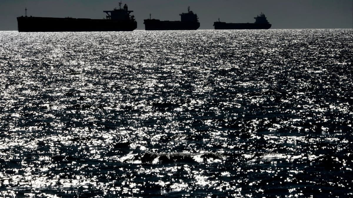 Why Oil-Hungry Asia Ignores Risks Linked to Russia’s ‘Dark Fleet’
