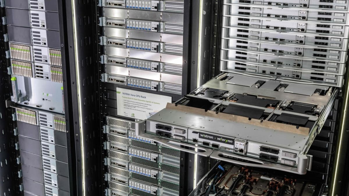 AI Hyperscaler Effect Vaults China’s Zhongji Innolight to Top of CSI 300 Benchmark