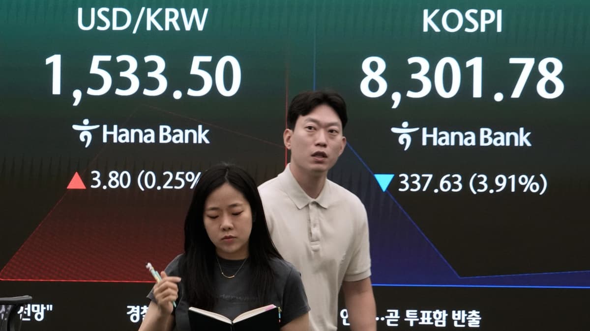 Hong Kong Stocks Slump as AI Rallies in Asia Unwind on US Rate-Increase Anxiety
