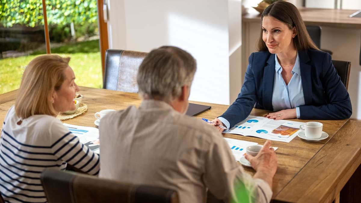 5 Do's and Don'ts for a Successful First Meeting With Your Financial Adviser