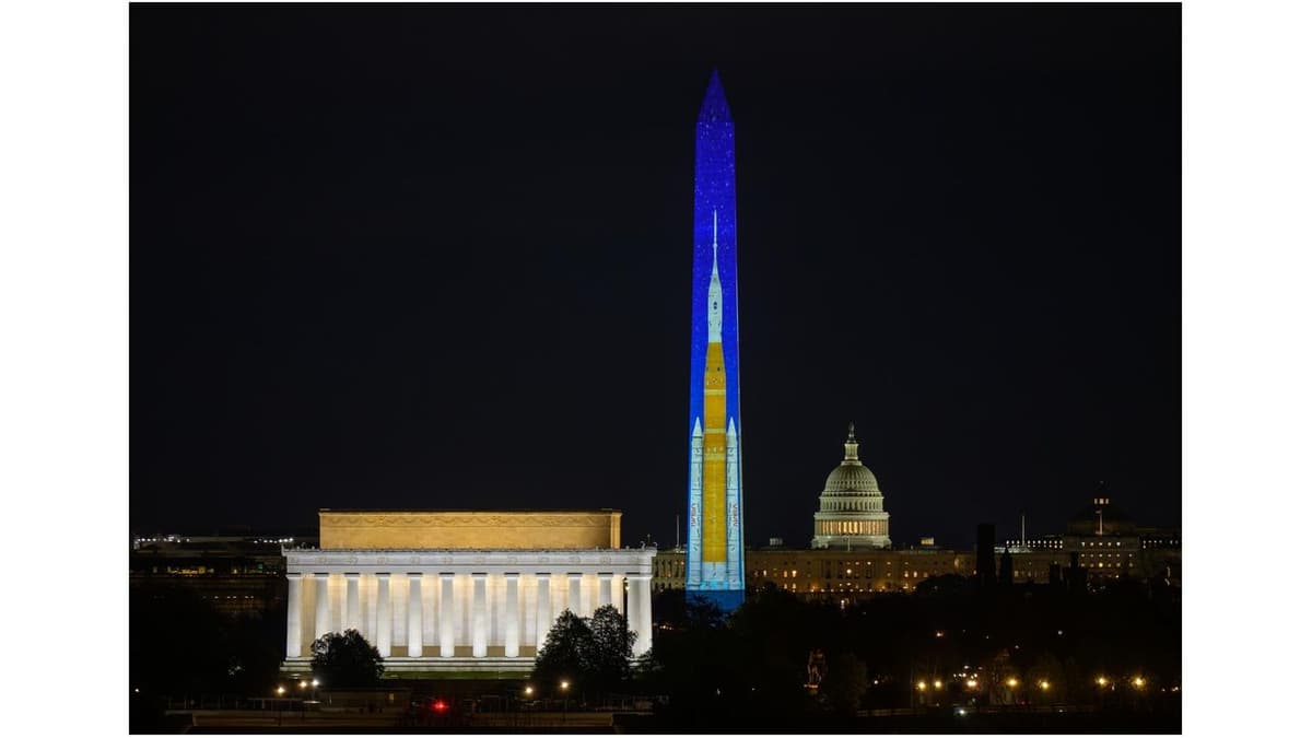 Moon Fever Hits DC as Artemis 2 Rocket 'Candle' Lights up Washington Monument Just 1 Month Before Launch (Photos)
