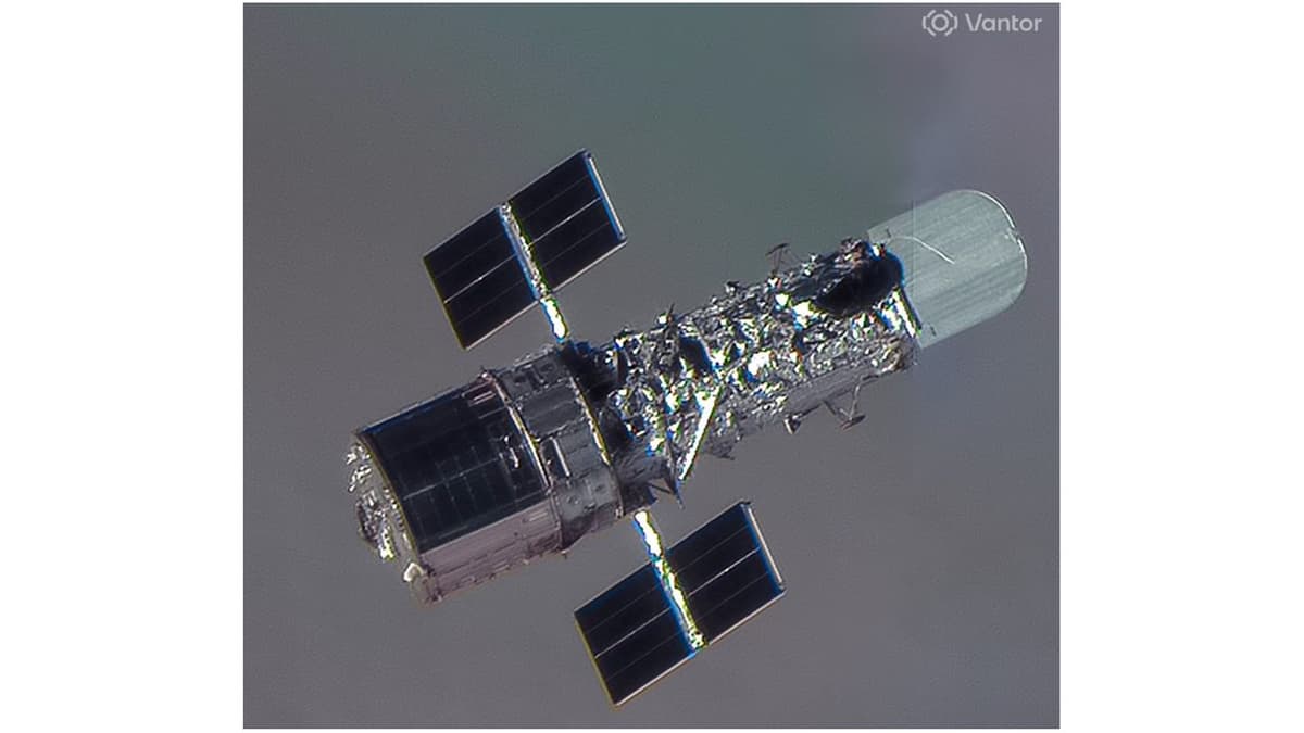 Satellite Snaps Amazing 36th Birthday Pic of Hubble Space Telescope (Photo)