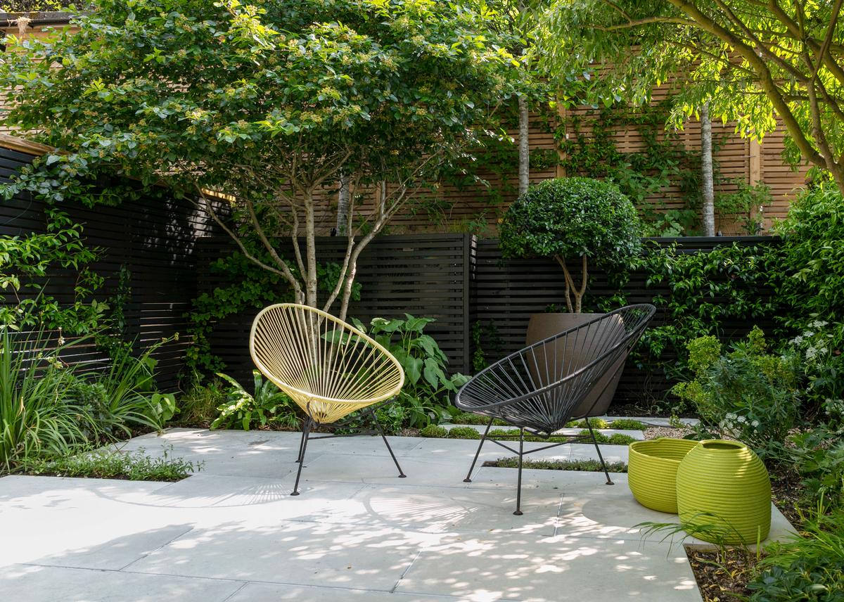 This Garden Designer Would Never, Ever Pick This Trending Outdoor Furniture Color, Because It 'Argues' With the Landscape
