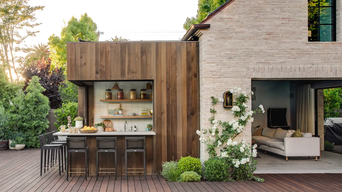 3 Colors That Just Work Brilliantly for Outdoor Kitchens, and Go Beyond Basic Timber Finishes
