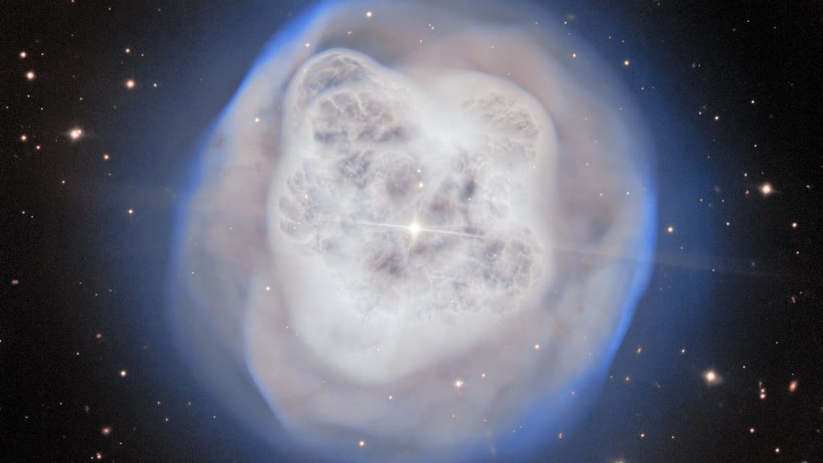 Astronomers Gaze Into the 'Crystal Ball Nebula' And See a Vision of Our Dying Sun — Space Photo of the...