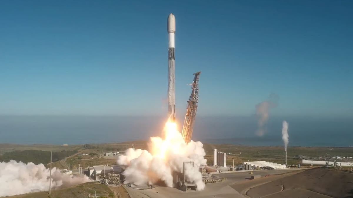 SpaceX Sends 24 Starlink Satellites Into Orbit as Market Awaits IPO Launch (Video)