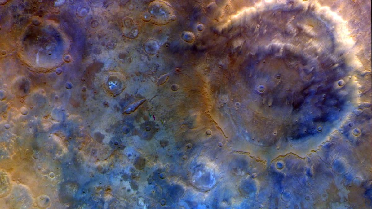 NASA Spacecraft Beams Back Blue Images of Mars on Its Way to a Metal Asteroid — Space Photo of the...
