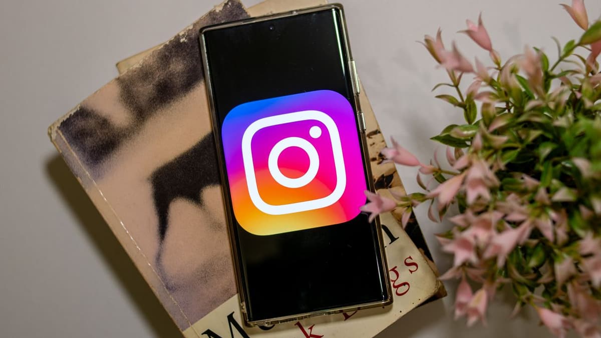 Meta Can See Your Instagram Messages Now, and It's Time to Stop Using It
