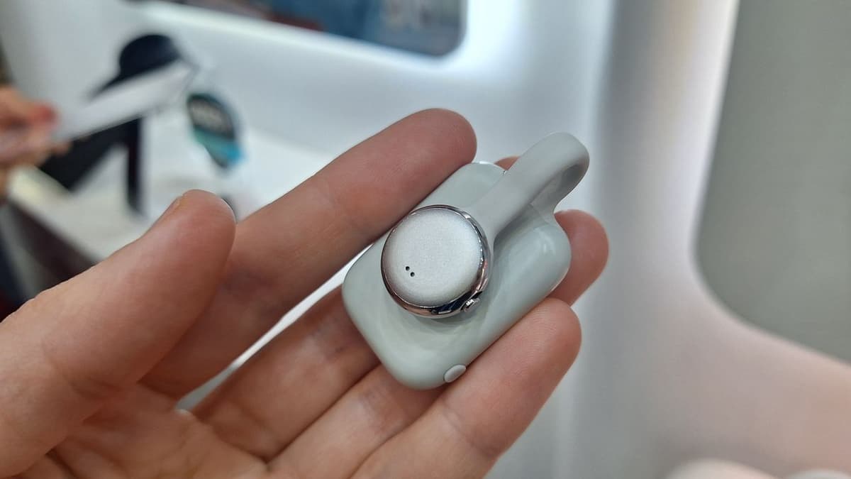 SwitchBot's New Gadget Clips to Your Collar and Records Your Conversations, so You'll Never Have to Pay Attention Ever Again