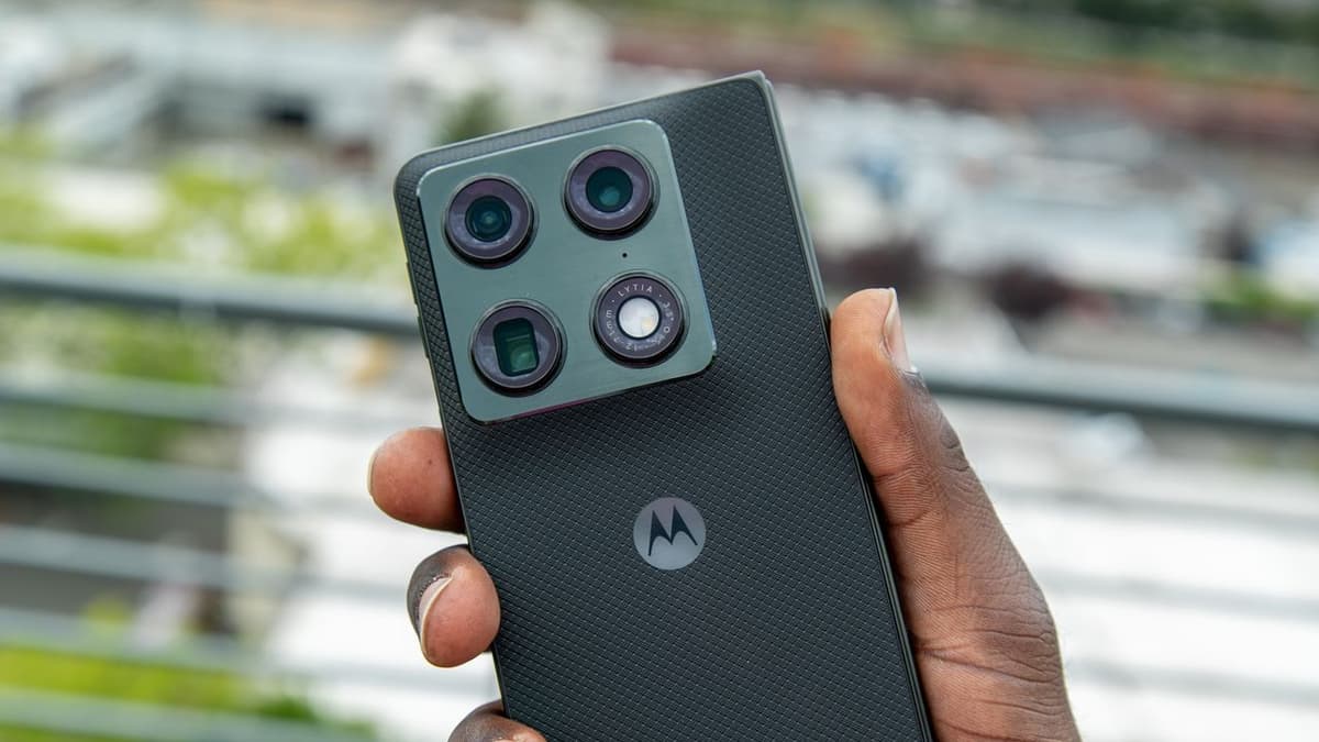 Summer Is Around the Corner, and This New Motorola Razr Feature Can Help You Take Better Vacation Photos