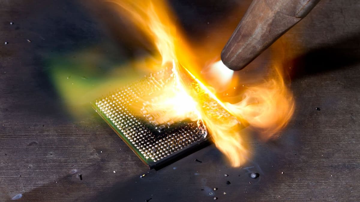 Tech Teardown Specialist Delids a Xeon with a Blowtorch and Hunting Knife — Wood Chopping Block Makes a Worthy Stage...